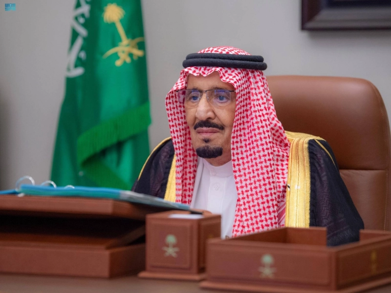 خادم الحرمين لدى ترؤسه جلسة مجلس الوزراء عبر الاتصال المرئي أمس (واس)