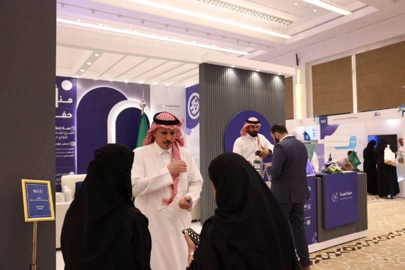 مشاركون بالمعرض