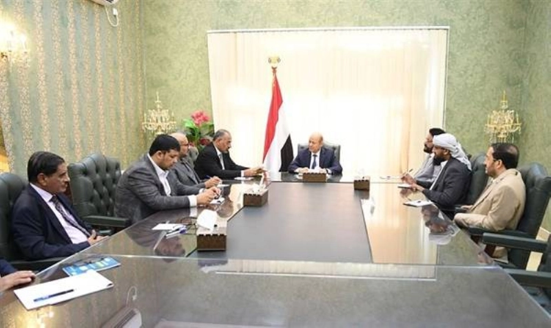 العليمي يترأس اجتماع المجلس الرئاسي (مكة)