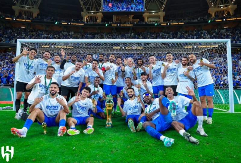 نيمار يحتفل مع لاعبي الهلال