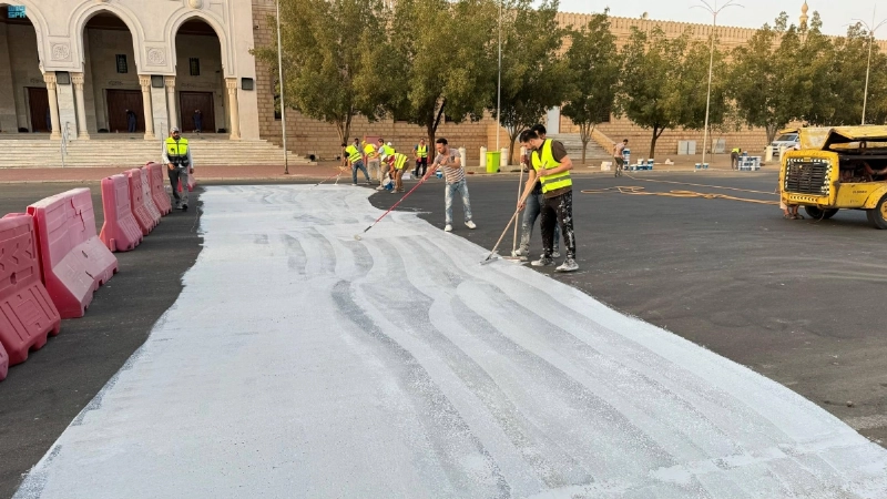 من أعمال تبريد الأسطح الإسفلتية (مكة)