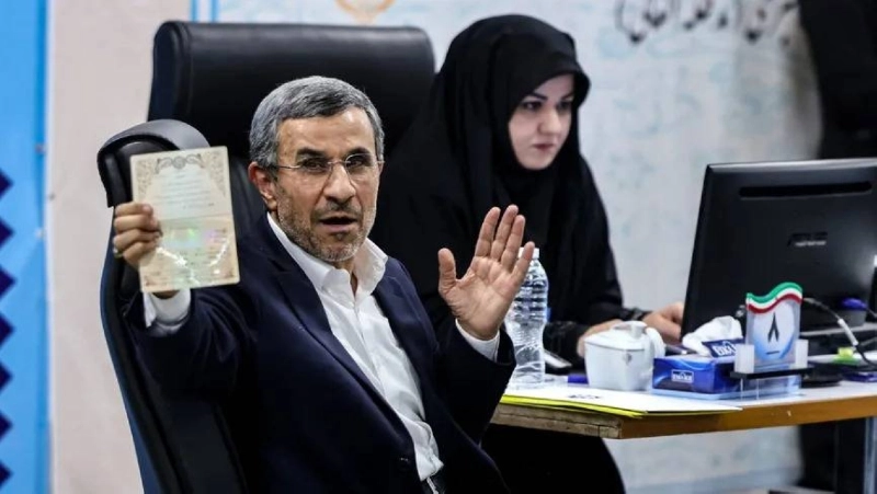 محمود أحمدي نجاد يتقدم بأوراق ترشيحه (مكة)