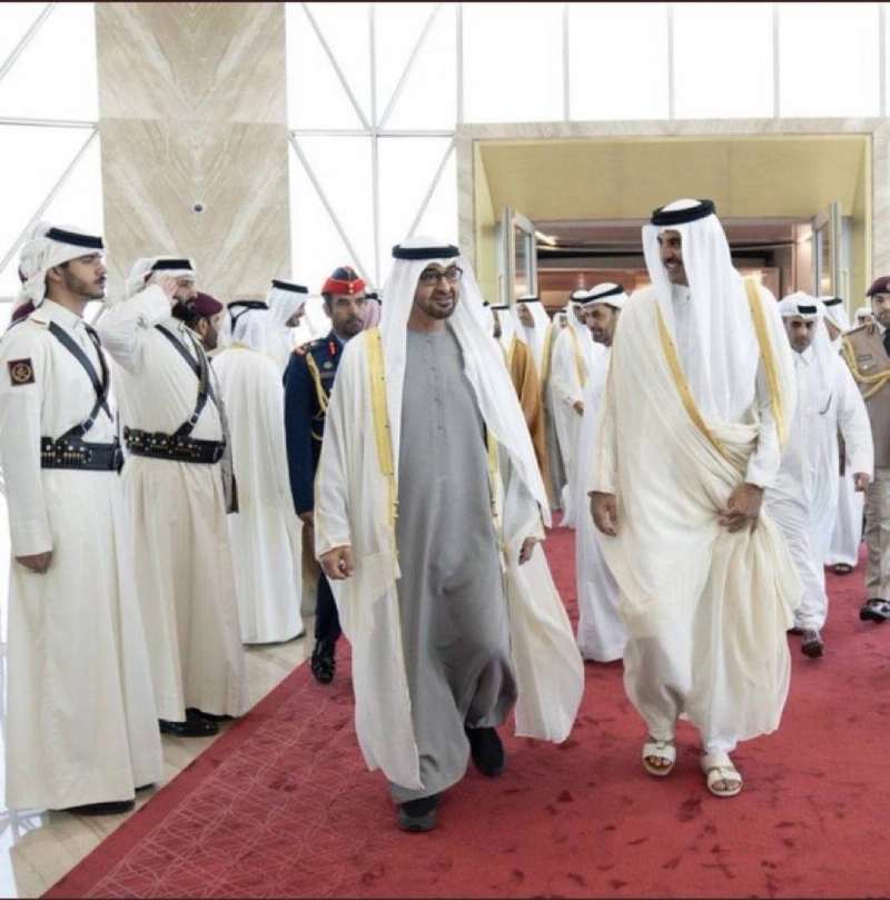 أمير قطر ورئيس الإمارات لدى لقائهما في أبوظبي (مكة)