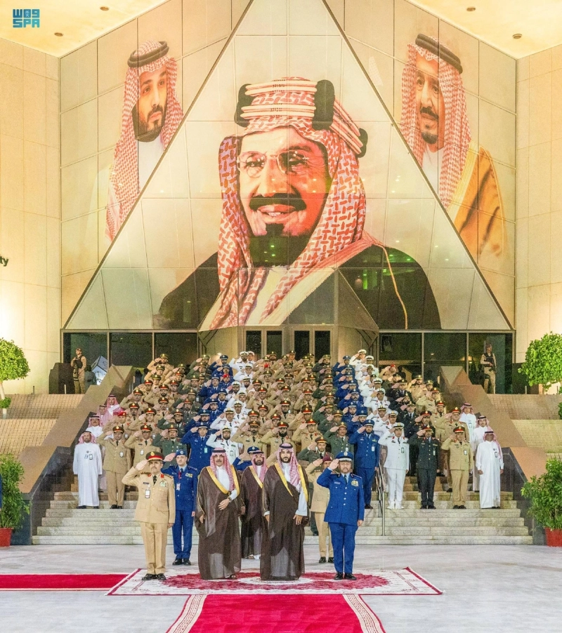 خالد بن سلمان خلال تدشين جامعة الدفاع الوطني (مكة)