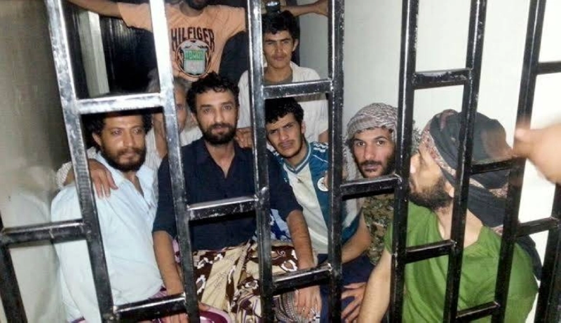 يمنيون داخل أحد معتقلات الحوثي (مكة)