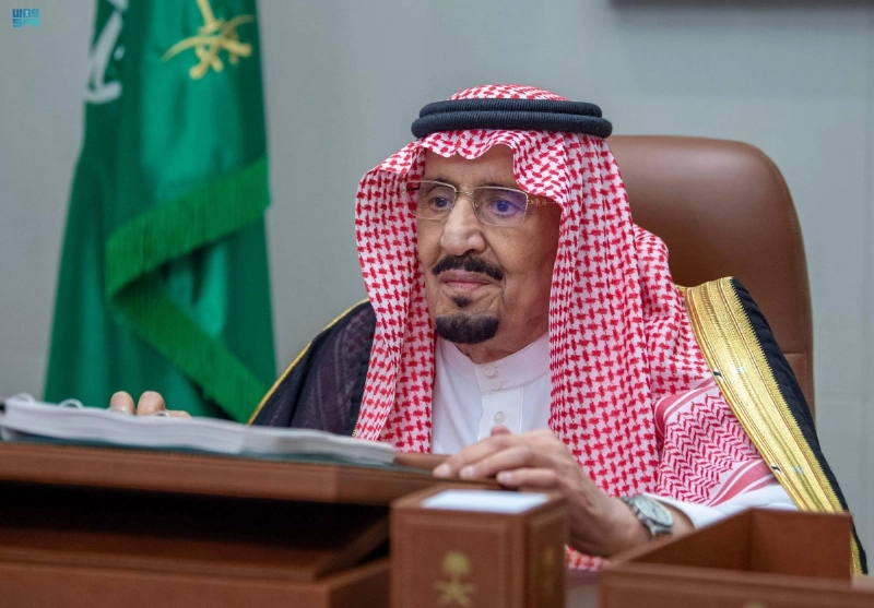 خادم الحرمين لدى ترؤسه جلسة مجلس الوزراء عبر الاتصال المرئي أمس (واس)