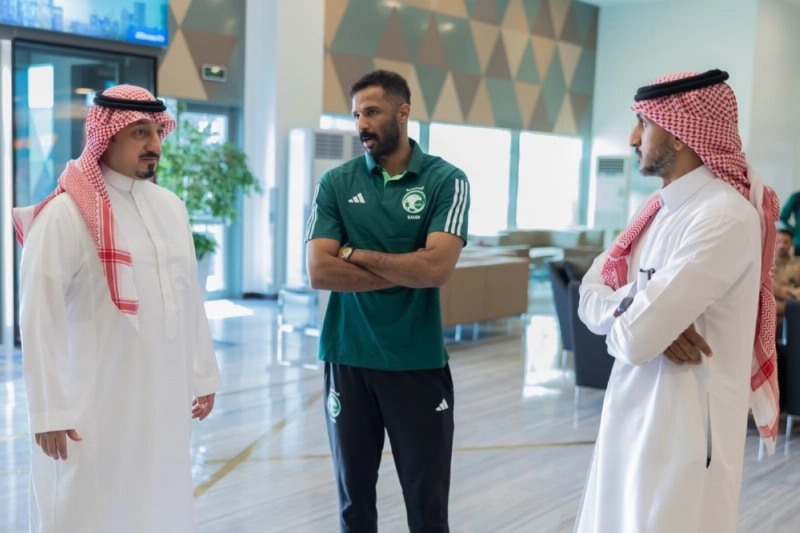 محمد العويس مع إدار المنتخب