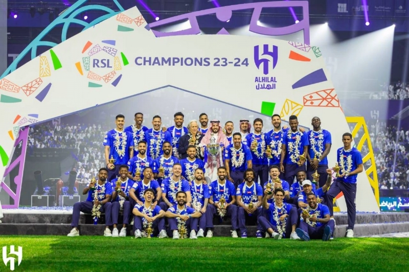 .. ويحتفل مع اللاعبين بتحقيق دوري روشن