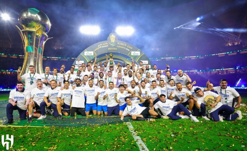 يحمل كأس الملك بعد الفوز على النصر