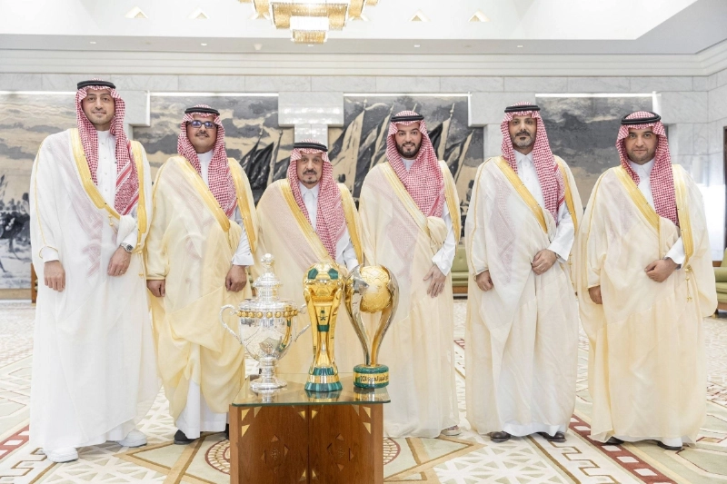 فيصل بن بندر خلال استقباله فهد بن نافل وأعضاء مجلس إدارة الهلال
