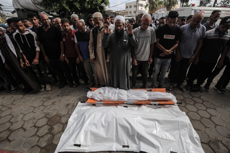 فلسطينيون يودعون ذويهم بعد مجزرة إسرائيلية (د ب أ)