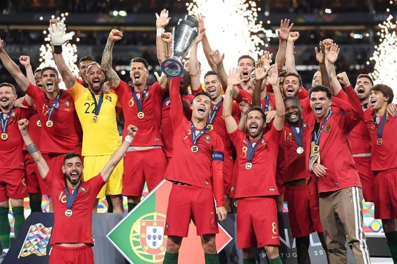 رونالدو يحتفل مع لاعبي البرتغال بكأس أمم أوروبا 2016