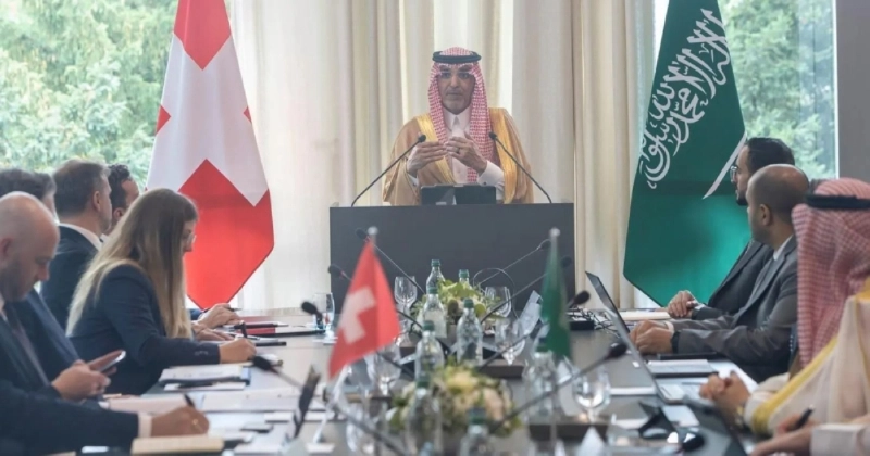 الجدعان متحدثا في اللقاء