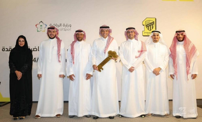 لؤي ناظر يتوسط مجلس إدارة نادي الاتحاد