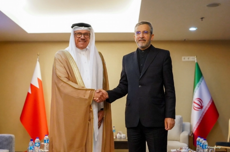 وزير الخارجية البحريني عبد اللطيف الزياني ونظيره الإيراني علي باقري (مكة)