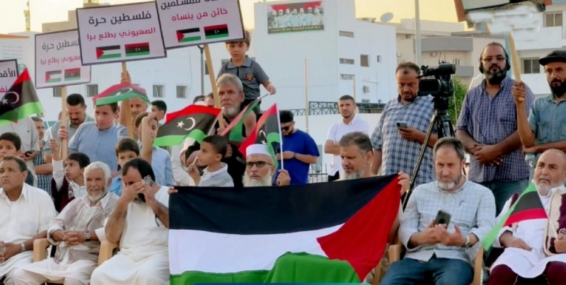 ليبيون يرفعون العلم الفلسطيني (مكة)