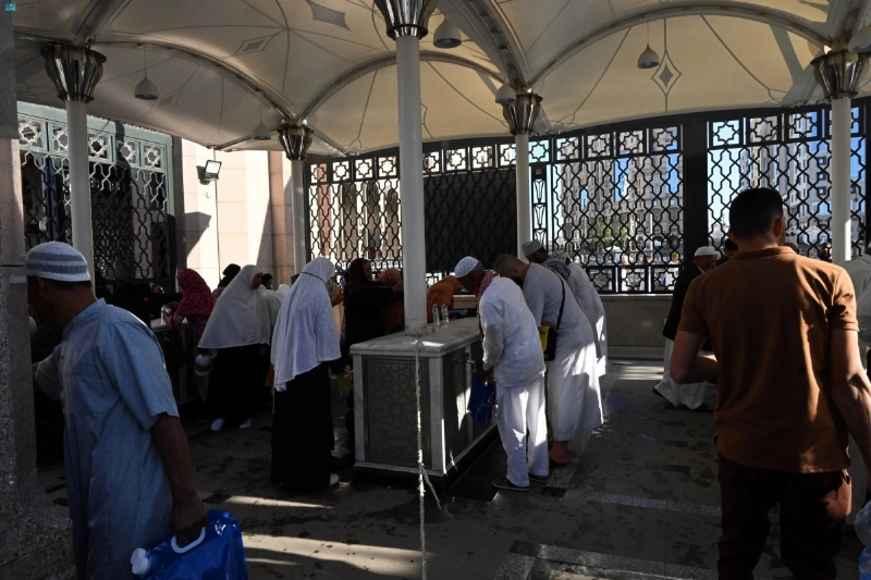 حجاج يشربون من ماء زمزم (مكة)