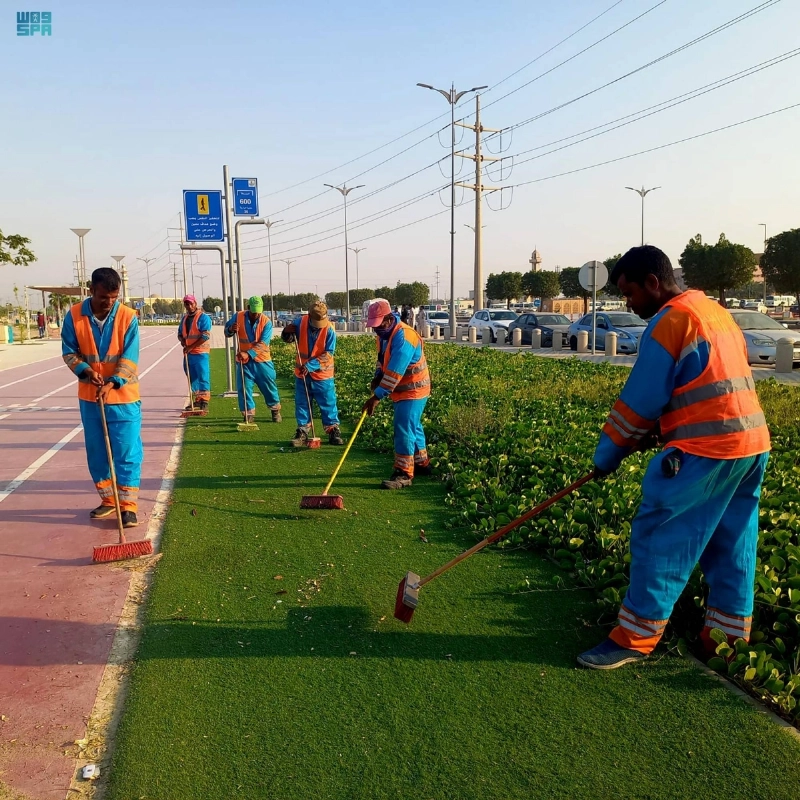 عمال خلال أعمال التنظيف (مكة)