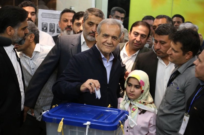 مسعود بزشكيان يدلي بصوته في الانتخابات (د ب أ)