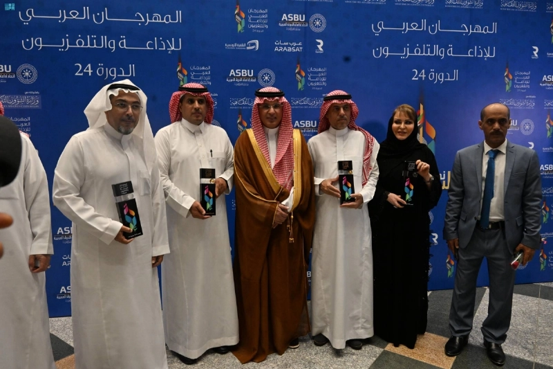 محمد الحارثي خلال تتويج الفائزين (مكة)