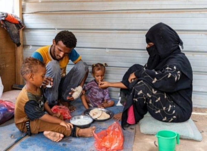 أسرة يمنية تعيش في إحدى الخيام (مكة)