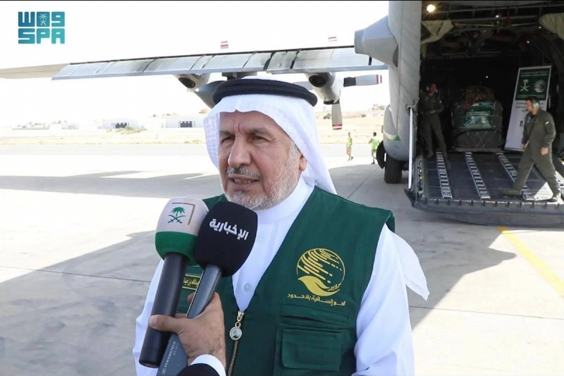 الربيعة يتحدث من أمام طائرة تحمل مساعدات إلى غزة (واس)
