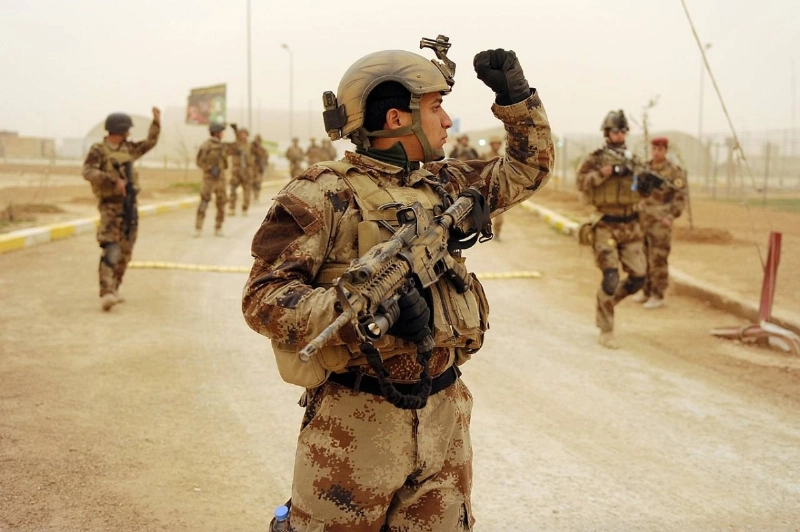 أحد العناصر الأمنية العراقية (مكة)