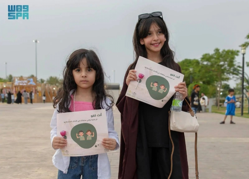 طفلتان خلال الحملة التوعوية (مكة)