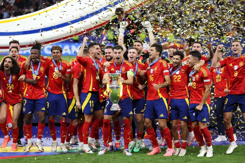 فرحة لاعبي إسبانيا بعد التتويج بكأس أمم أوروبا