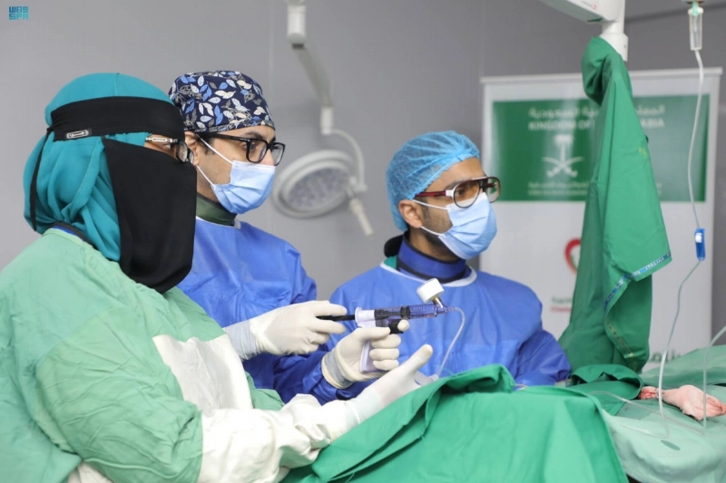 الفريق يجري عملية جراحة قلب مفتوح في حضرموت (واس)