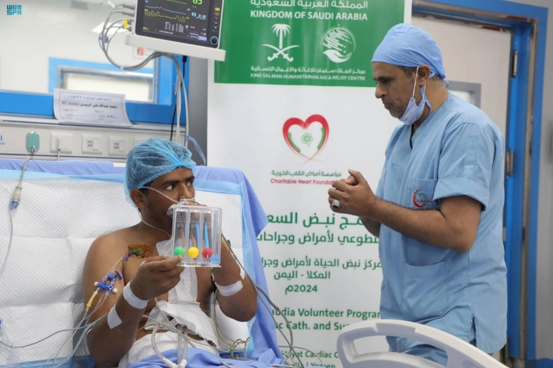 الطبيب يطمئن على المريض