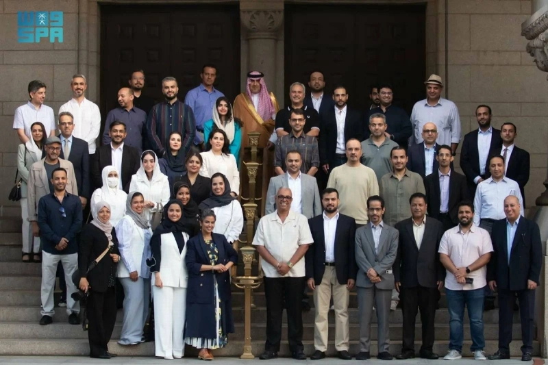 العنقري يتوسط الوفد المشارك في المؤتمر (مكة)
