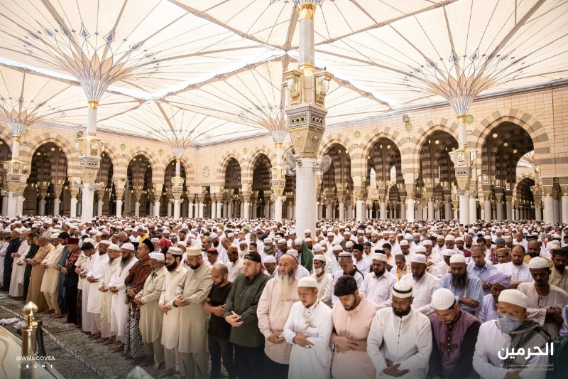 مصلون في المسجد النبوي (مكة)