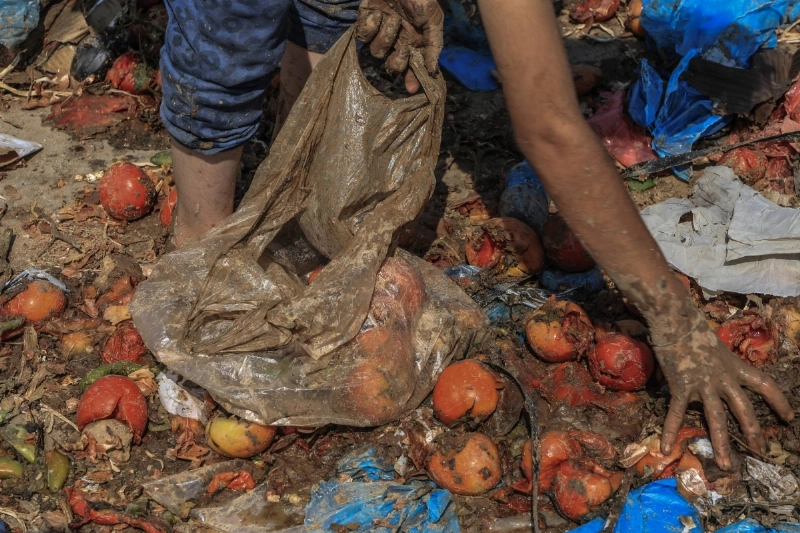 بقايا خضروات في مكان القصف الاسرائيلي