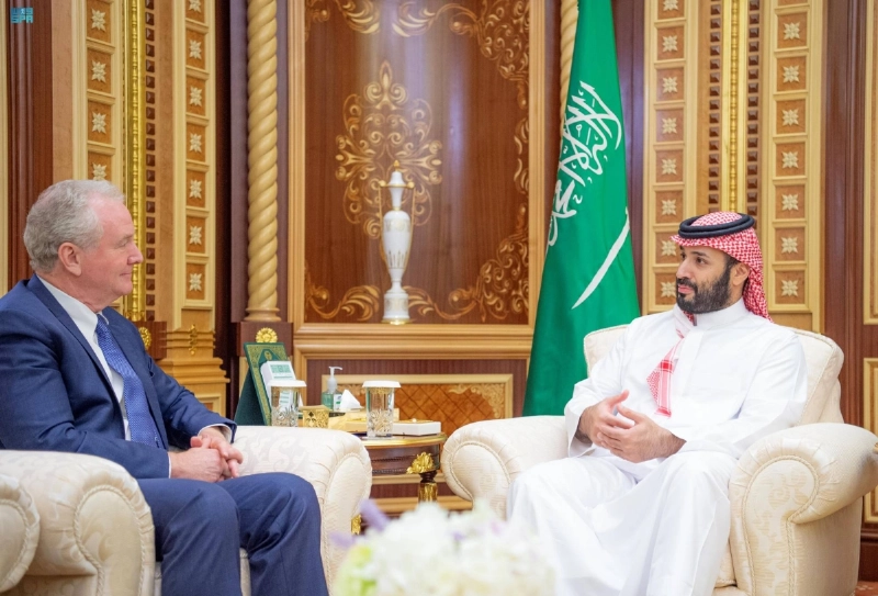 الأمير محمد بن سلمان خلال استقباله كريس فان هولين (مكة)