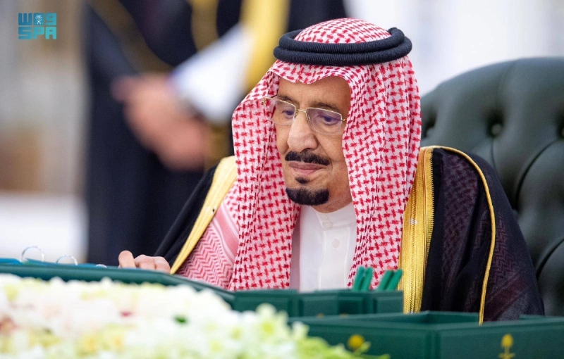 خادم الحرمين لدى ترؤسه جلسة مجلس الوزراء أمس (واس)