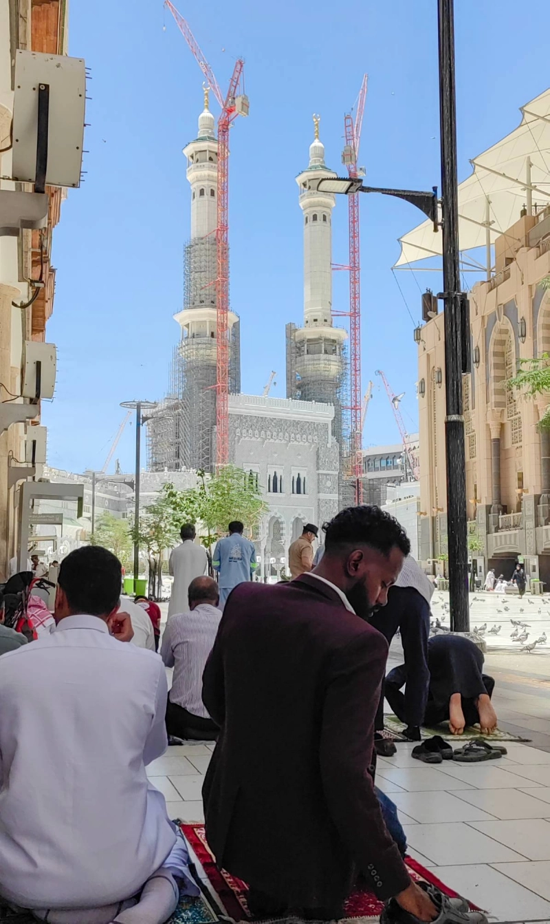 استؤنفت بعد انتهاء موسم الحج مباشرة الأعمال الإنشائية في باب الملك عبدالعزيز ومناراته الشاهقة، والعمل على تطويرها لخدمة قاصدي البيت الحرام. (أنس الحارثي)
