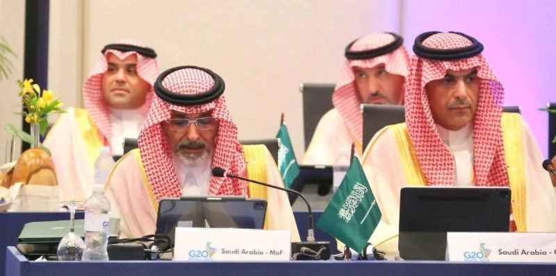 الجدعان متحدثا في إحدى الجلسات