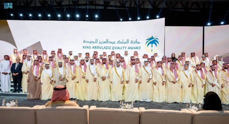 لحمد بن عبدالرحمن يتوسط الفائزين بالجوائز