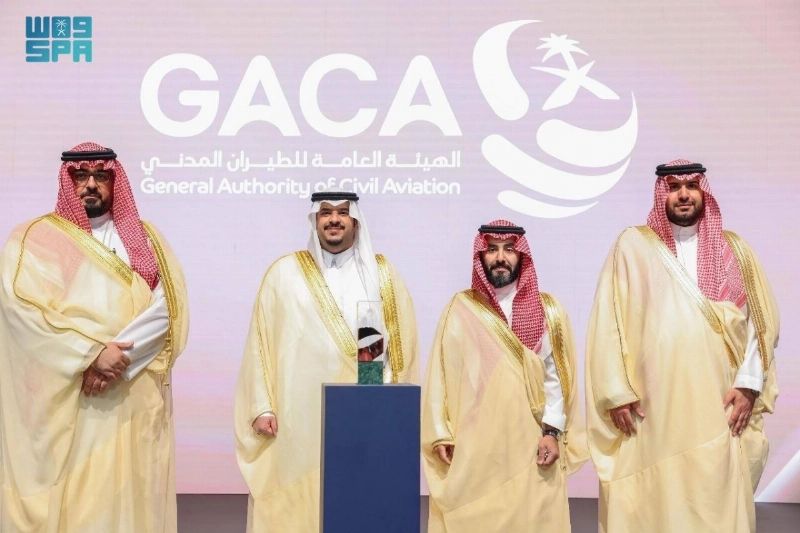 عبدالعزيز الدهمش يتسلم الجائزة