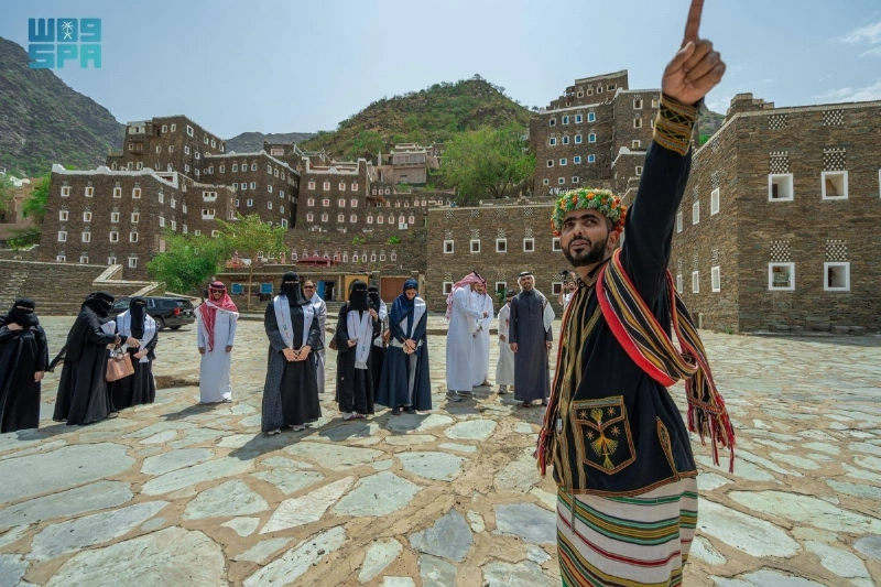 تجول المشاركين في قرية رجال ألمع