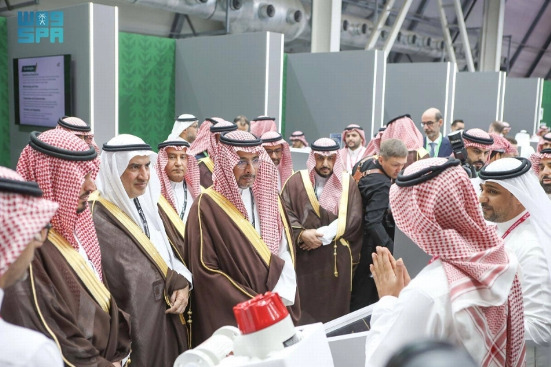 وزير الصناعة يترأس الوفد