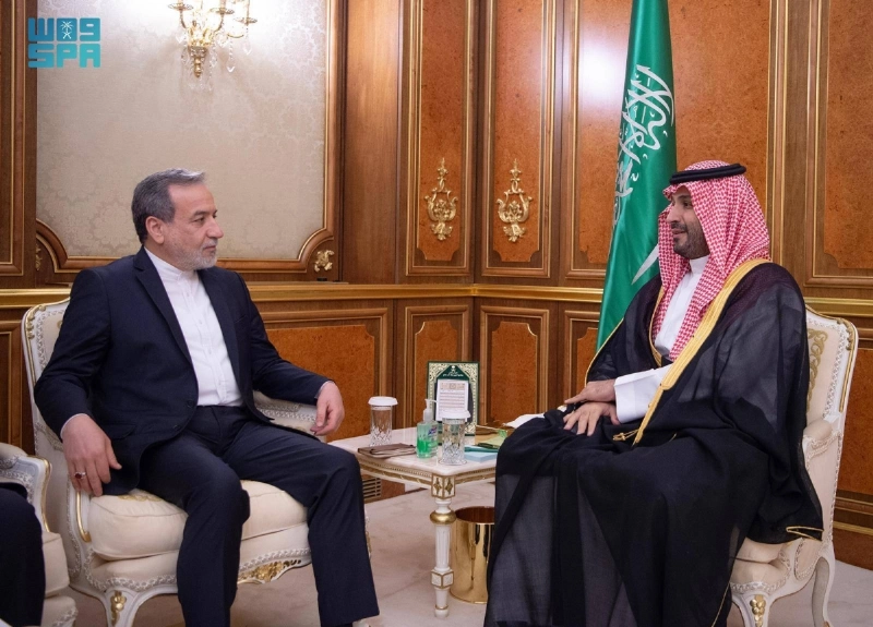 ولي العهد لدى استقباله وزير الخارجية الإيراني