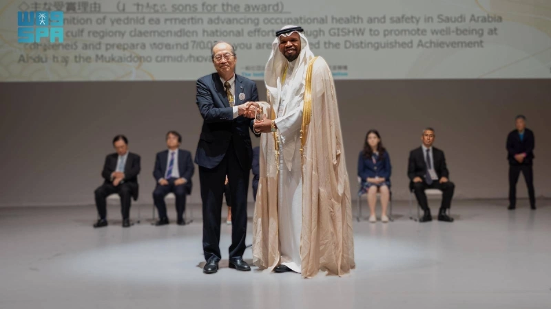 ماجد الفويز يتسلم الجائزة
