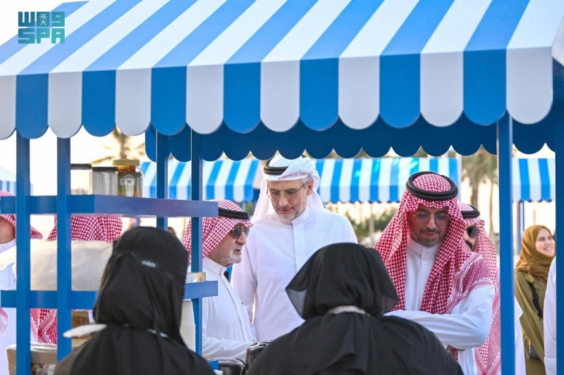 محافظ جدة يسلم الأسر المنتجة العربات المتنقلة