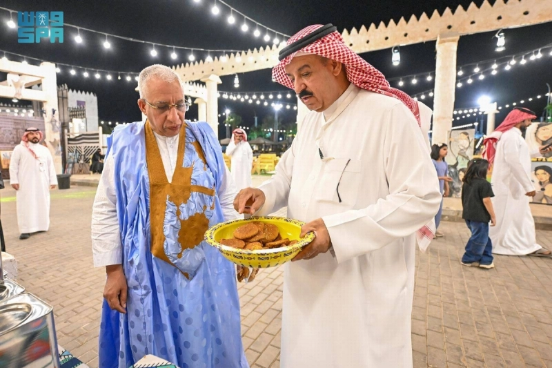 سفير موريتانيا يتعرف على الأكلات الشعبية بحائل