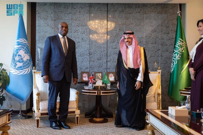 فيصل بن فرحان يستقبل ديفيد لامي