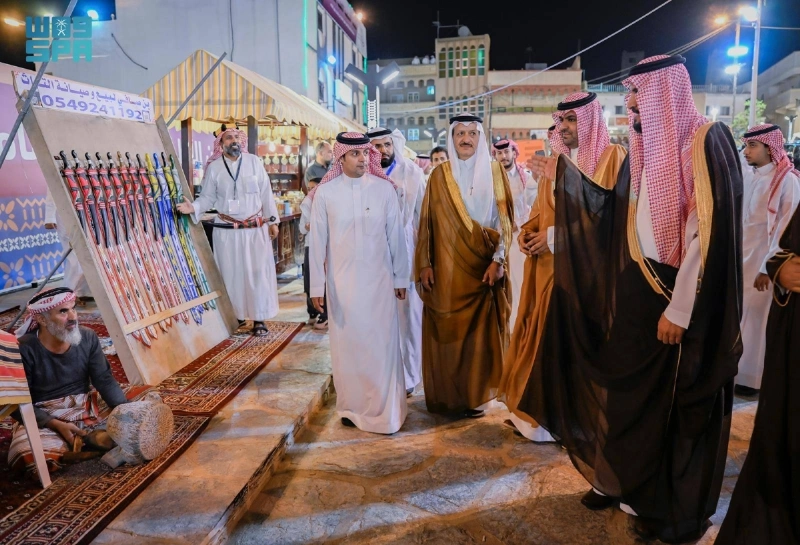 وكيل إمارة الباحة يتجول في أركان المهرجان