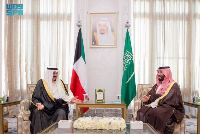 ولي العهد لدى استقباله الشيخ أحمد الصباح