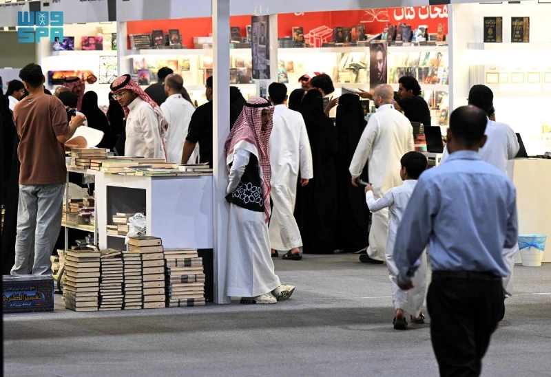 تفاعل الزوار مع أجنحة المعرض